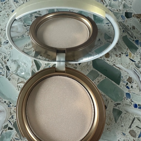 Too Faced OG Candlelight - softly, illuminating translucent powder - Picture 4 of 4